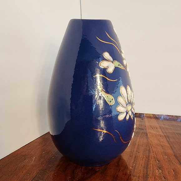 Stunning Blue Vase with White Daisy Flowers - Picture 4 of 5